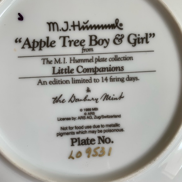 M. J. Hummel Collectable Plate “Apple Tree Boy and Girl” - Picture 2 of 2